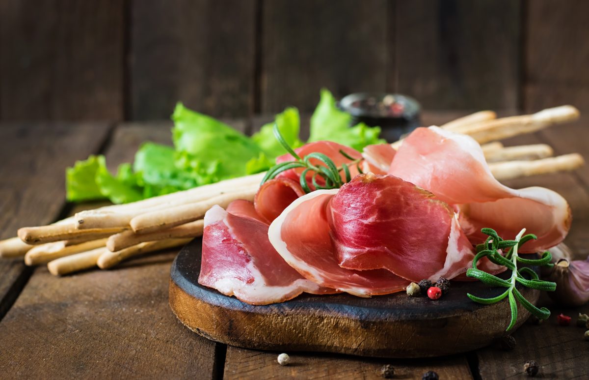 immagine di prosciutto su un tavolo per l'articolo 3 modi per usare gli affettati in una dieta sana​