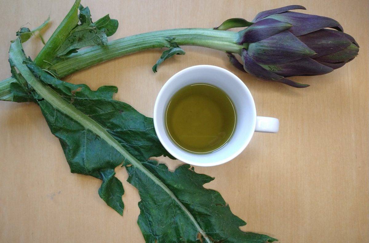 immagine di carciofo e di una tisana al carciofo per l'articolo Scopri come preparare la tisana al carciofo per depurare il fegato e migliorare la digestione. Benefici, ricetta e consigli per berla al meglio!