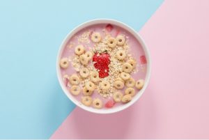 tazza di yogurt con cereali per articolo A cosa servono davvero gli yogurt alla frutta o aromatizzati