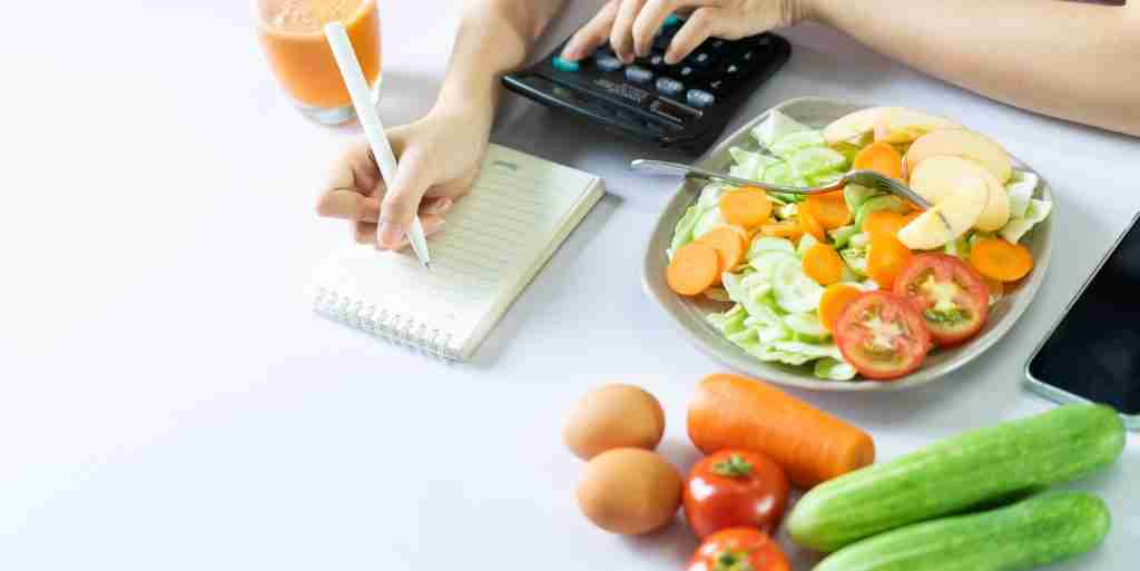 immagine di persona che scrive diario alimentare per l'articolo E’ più precisa la grammatura o la misura visiva?