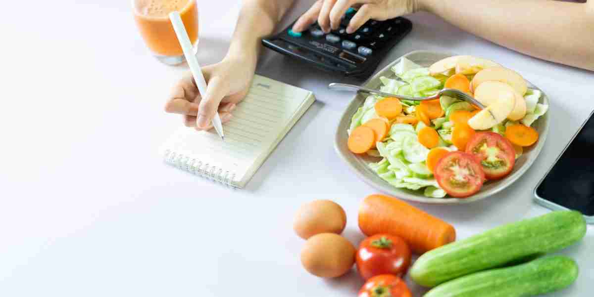 immagine di persona che scrive diario alimentare per l'articolo E’ più precisa la grammatura o la misura visiva?