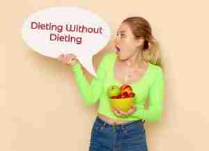 donna che regge cartello con aria sconvolta per articolo Mettersi a dieta senza seguire una dieta è possibile