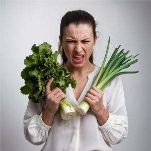 donna disperata con in mano coste e pooro per l'articolo che schifo le verdure