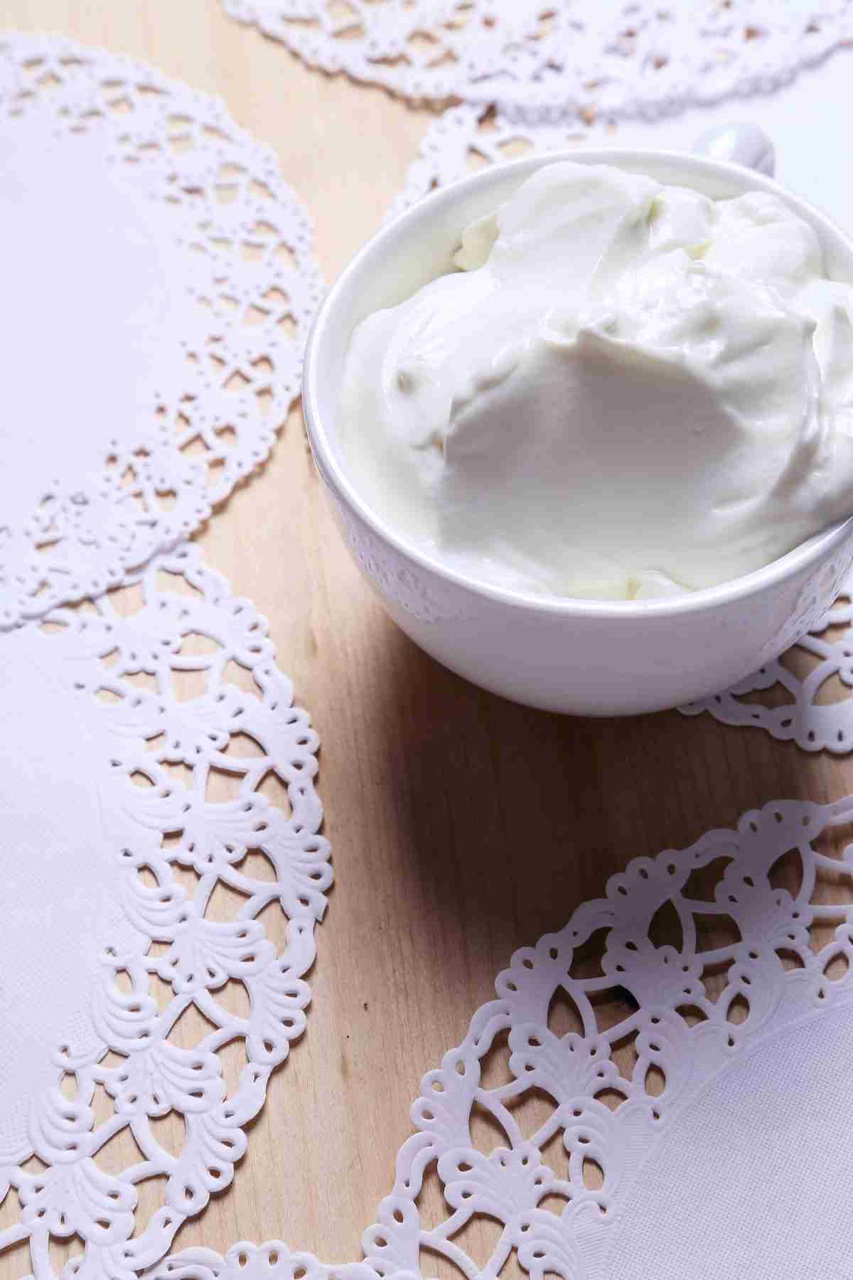 tazza di yogurt per articolo Yogurt greco fatto in casa senza colatura
