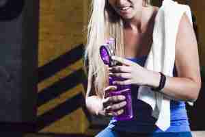 donna co in mano uno shaker per articolo Crossfit: l'importanza della leggerezza