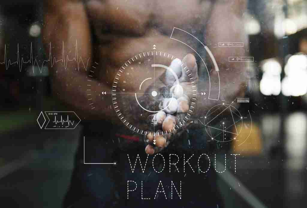 uomo che pianifica workout per articolo CrossFit: Strategia per WOD e Dieta