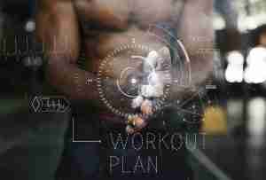 uomo che pianifica workout per articolo CrossFit: Strategia per WOD e Dieta