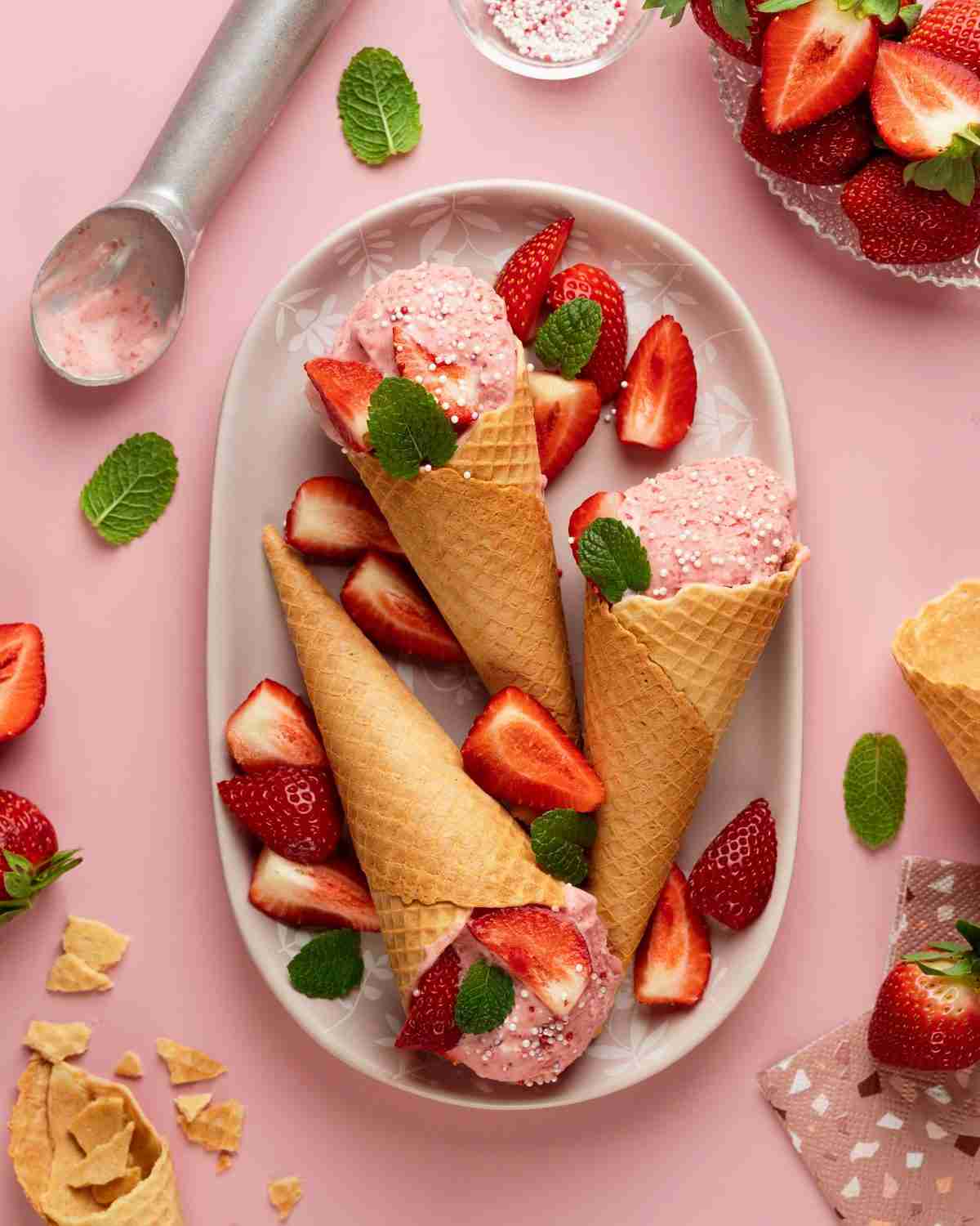 immagine di gelati alla fragola per l'articolo Dulcis in fundo: 6 dolci perfetti dopo l'insalata di pasta (anche da portare fuori casa)