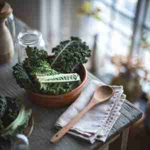 immagine di foglie di cavolo nero su una viotila su un tavolo per l'articolo "Cavolo nero: proprietà, benefici e ricette"