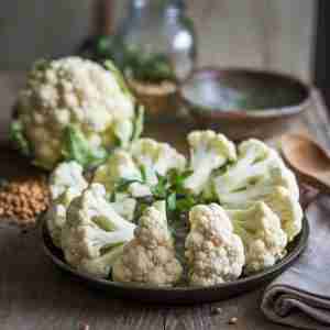 Immagine di cavolfiore crudo a pezzi per l'articolo "Cavolfiore: proprietà, benefici e idee per cucinarlo senza fare puzza"