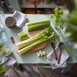 Immagine di sedano intero e a pezzi su un tavolo per l'articolo "Sedano: proprietà, benefici e idee leggere per ogni stagione"