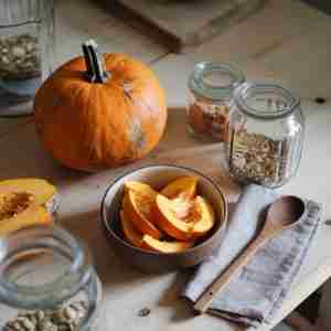 Immagine di zucca intera e cotta per l'articolo "Zucca: proprietà, benefici e idee sane per usarla in cucina"