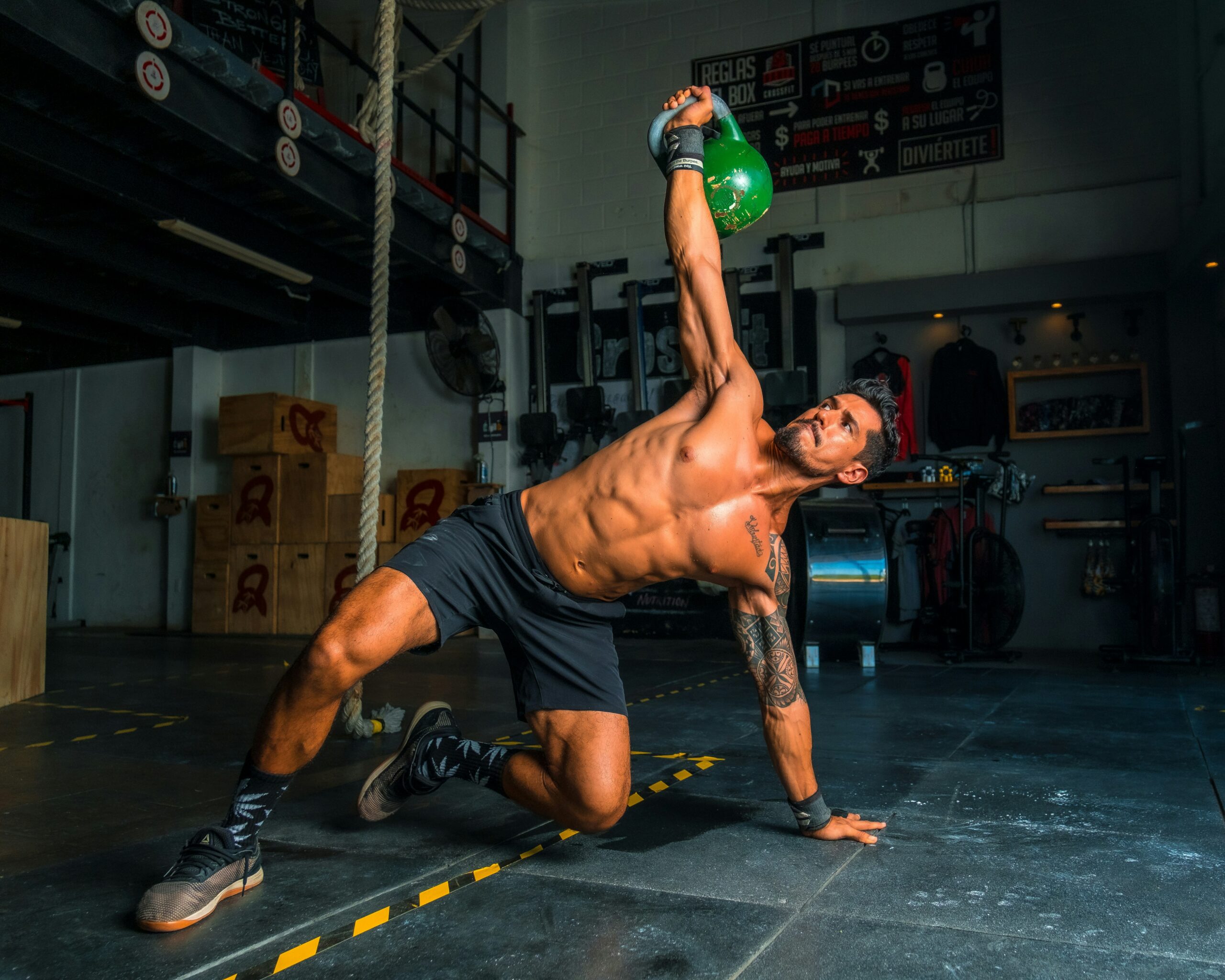 Box CrossFit con attrezzature per functional training - nutrizione sportiva specializzata per ottimizzare performance, forza, resistenza e recupero muscolare