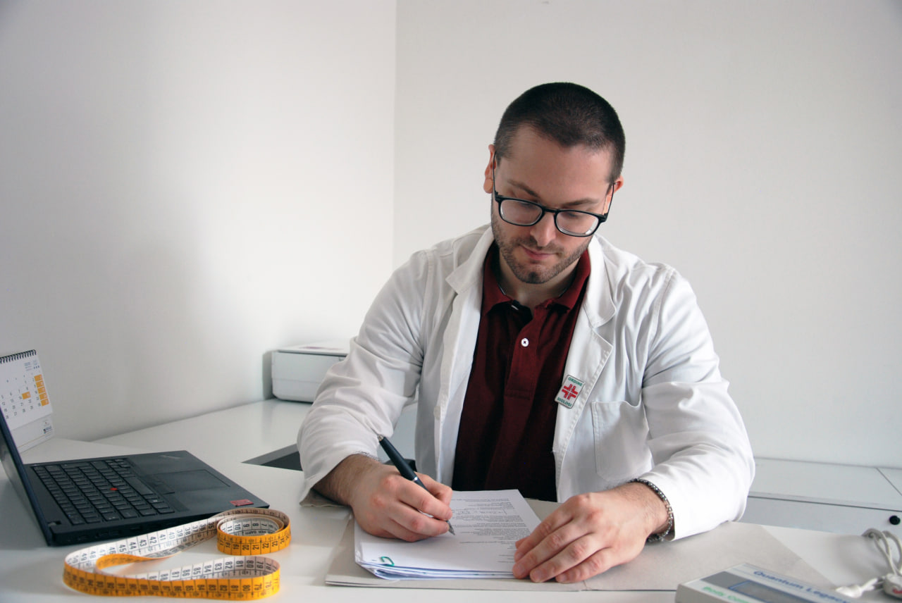 Dott. Riccardo Battistin al lavoro nel suo studio di nutrizione a Cordenons, Friuli-Venezia Giulia - consulenze personalizzate e analisi composizione corporea